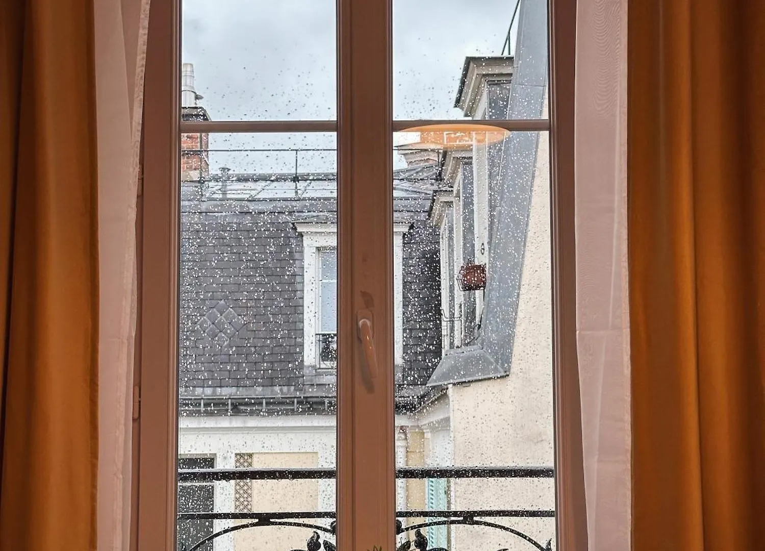 Independant Pres De Montmartre